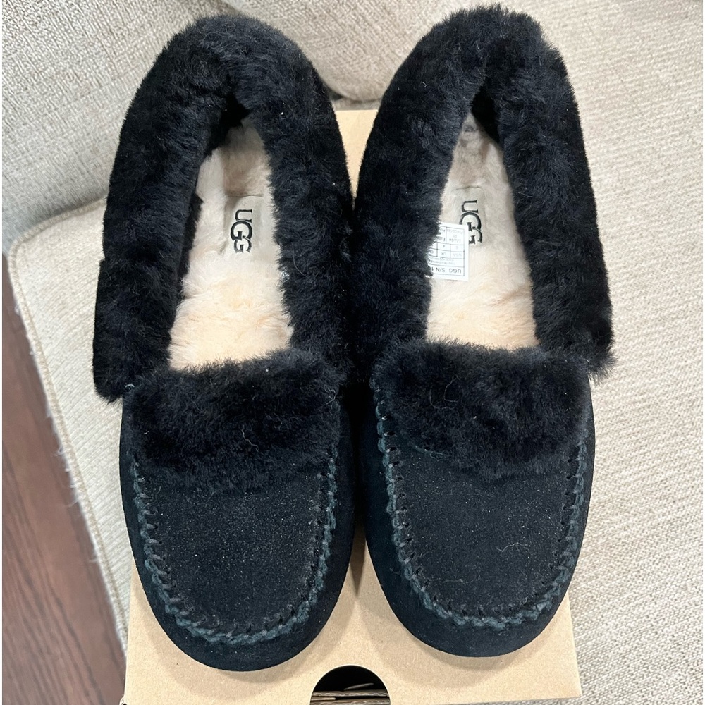 Woman’s Ugg w Dakota spill seam slippers